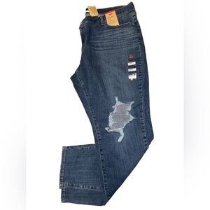 NWT $70 Levi’s stretchy distressed Jean